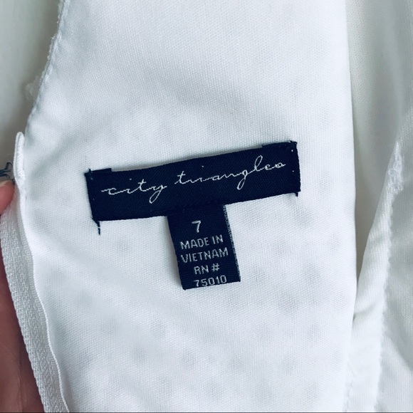 City Triangles Ivory Lace V-Neck Sleeveless Zip Lined Romper Shorts w Pleats 7 - Picture 11 of 16